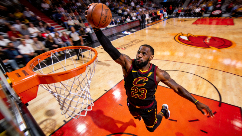 NBA篮球比赛中球员飞跃扣篮的震撼画面